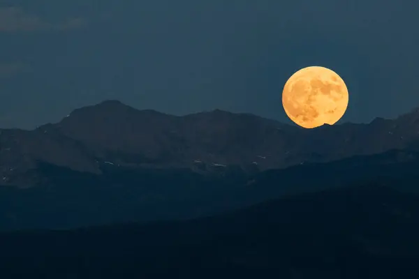 Tiro Idílico Lua Cheia Sobre Cordilheira Contra Céu Limpo Entardecer — Fotografia de Stock