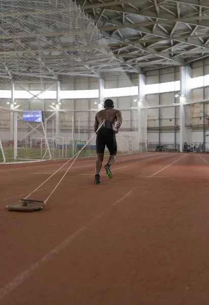 Rückenansicht Eines Schwarzen Athleten Der Beim Training Stadion Mit Gewichten — Stockfoto