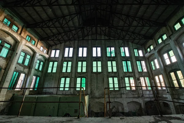 Ściana Zielonych Okien Fabryce Abandon — Zdjęcie stockowe