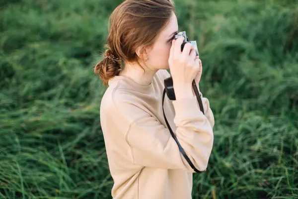 Ładna Kobieta Trzyma Kamerę Polu — Zdjęcie stockowe