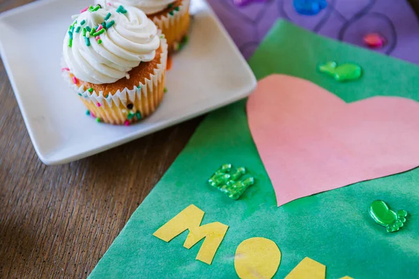 Close Cupcakes Greeting Card Table Home — Stock Photo, Image