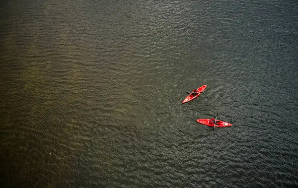 Pohled Osoby Jedoucí Červených Kajacích Vlnící Tmavé Vodě Jezera Islandu — Stock fotografie