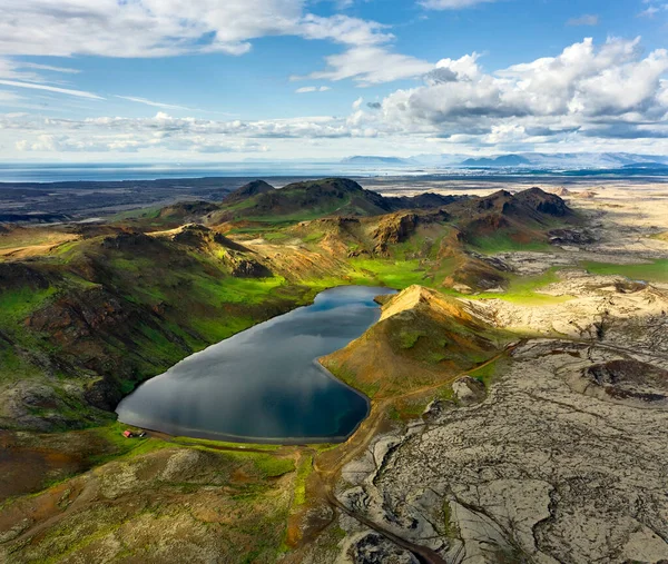 Drone Vista Lago Tranquilo Terreno Montañoso Día Nublado Islandia — Foto de Stock