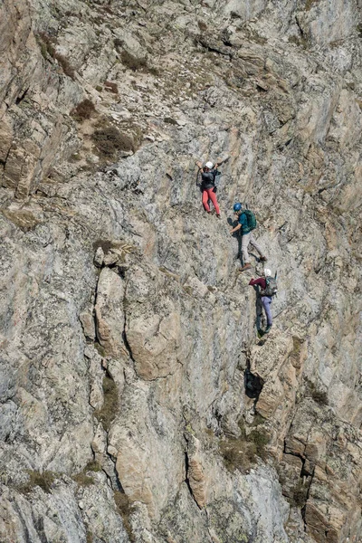 男子和女子朋友在岩石悬崖上远足的高角图 — 图库照片