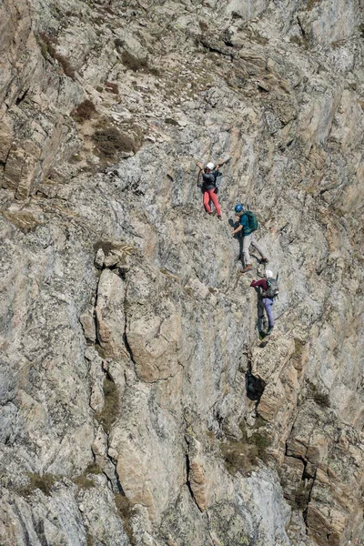 Vue Angle Élevé Amis Mâles Femelles Marchant Sur Une Falaise — Photo