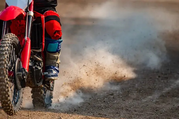 Close Van Man Rijden Zijn Road Motorfiets Vuil Race Parcours — Stockfoto