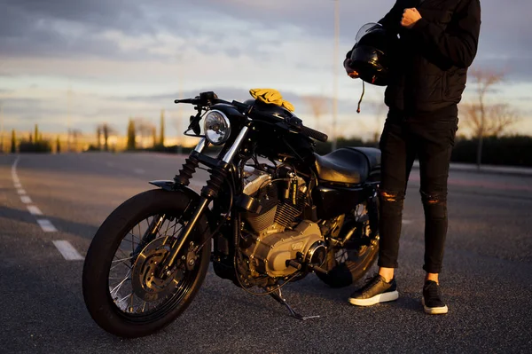 Неузнаваемый Человек Рядом Мотоциклом Стоит Держа Шлем — стоковое фото
