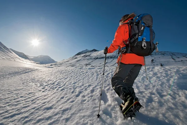 Donna Escursionismo Nelle Montagne Del Nord Islanda Inverno — Foto Stock