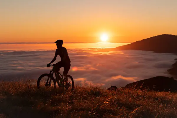 Silhouette Eines Mannes Mit Rucksack Berg — Stockfoto