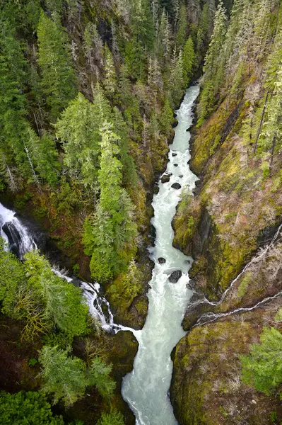 Schöner Wasserfall Den Bergen Vor Naturkulisse — Stockfoto