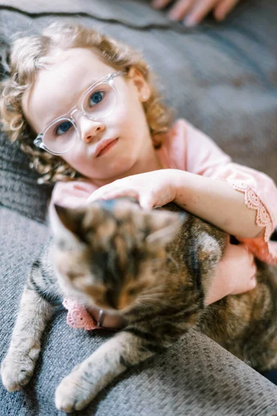 Une Petite Fille Avec Des Lunettes Caressant Son Ami Chat — Photo