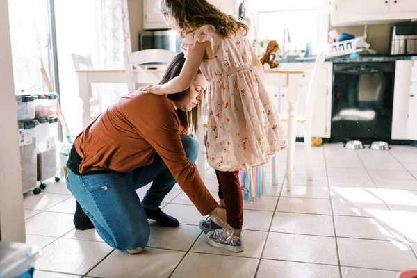 Madre Ayudando Hija Ponerse Zapatos Con Cordones Cocina —  Fotos de Stock
