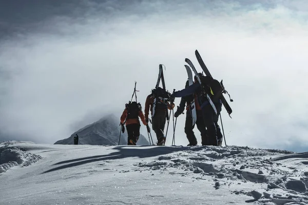Rear View People Splitboards Backpacks Walking Snow Covered Mountain Peak — Stock Photo, Image
