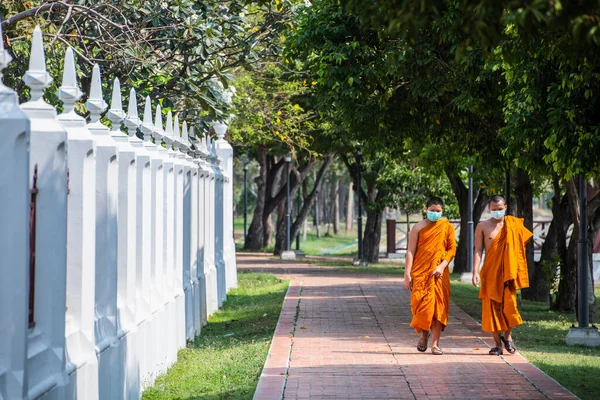 Dos Monjes Budistas Con Mascarilla Templo Bangkok — Foto de Stock