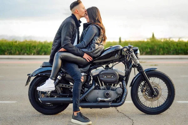 Homem Beijando Sua Menina Moto — Fotografia de Stock