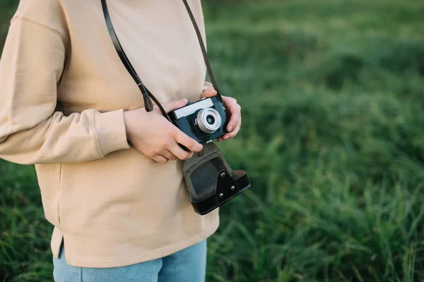 Mulher Bonita Segurando Câmera Filme Campo — Fotografia de Stock