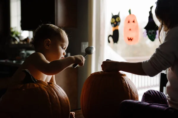 Twee Kinderen Pompoen Snijden Bij Halloween Hun Huis — Stockfoto