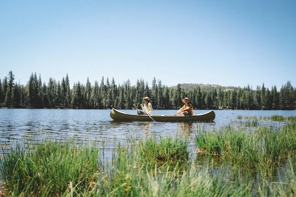 Madre Hijo Reman Juntos Una Canoa Amarilla Lago Scenic Sierra —  Fotos de Stock