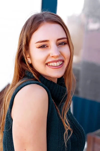Tasasız Gülümseyen Genç Kadın Portresi Diş Teli Takıyor — Stok fotoğraf