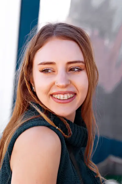 Portret Beztroskiej Uśmiechniętej Młodej Kobiety Noszącej Aparat Zęby — Zdjęcie stockowe