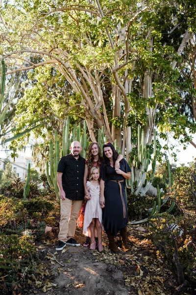 Szczęśliwa Rodzina Pozowanie Pustynnym Ogrodzie Zewnątrz — Zdjęcie stockowe