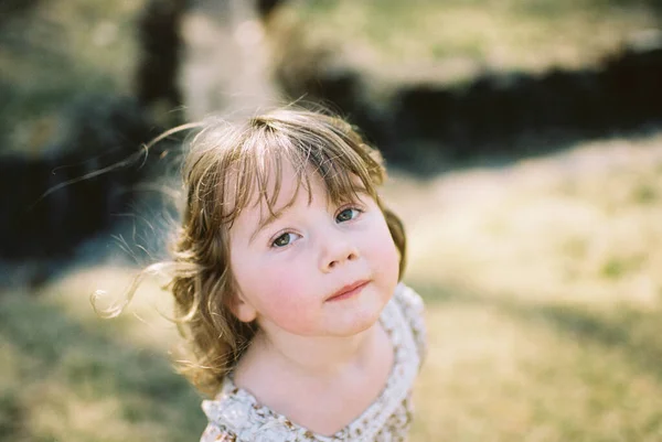 Niña Que Parece Cansada Paseo Por Naturaleza Día Soleado — Foto de Stock