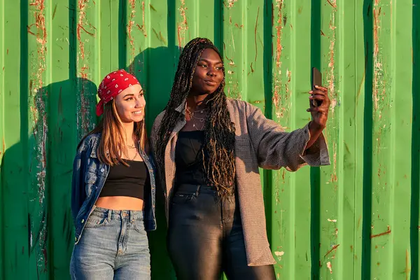 Zwei Multiethnische Frauen Urbaner Kleidung Fotografieren Mit Einem Handy — Stockfoto