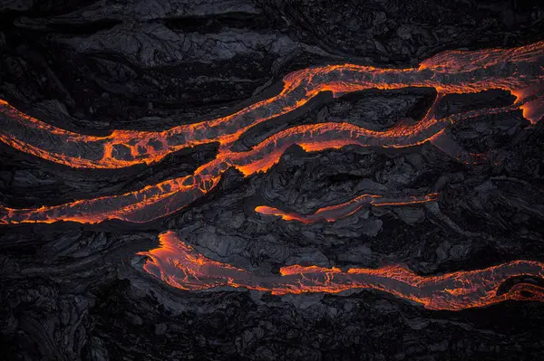 Bovenaanzicht Gloeiend Hete Lava Stromend Zwart Basalt Terrein Bergachtig Gebied — Stockfoto