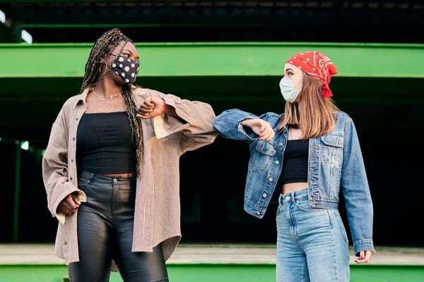 Femmes Multiethniques Portant Des Masques Saluant Touchant Les Coudes — Photo