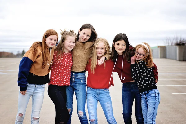 Group Cute Tween Girls Hanging Out Having Fun City — Stock Photo, Image