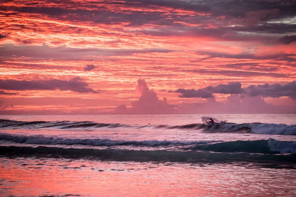 Hermoso Atardecer Sobre Mar Surf — Foto de Stock