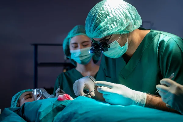 Cirurgiões Com Assistentes São Operados Centro Cirúrgico Hospital Equipe Médica — Fotografia de Stock