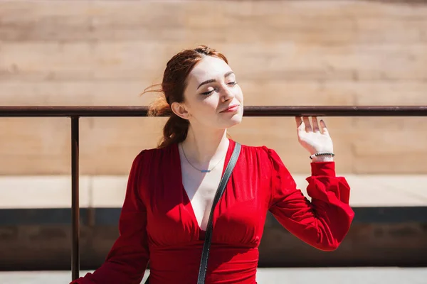 Young Red Haired Woman Enjoying Sun City Dressed Red Blouse — Stock Photo, Image