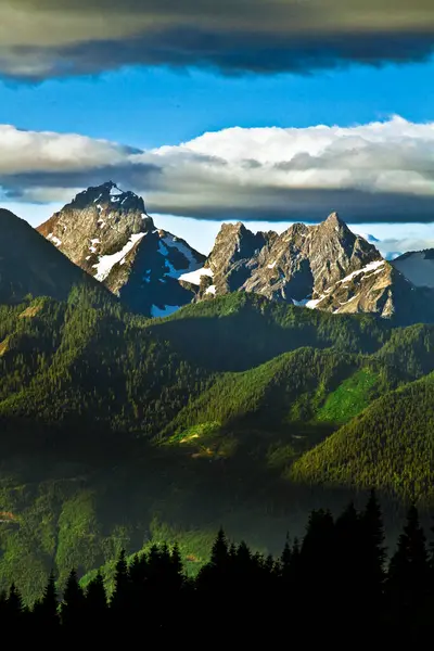 Güzel Dağların Manzarası Mavi Gökyüzü Doğa Arka Planında — Stok fotoğraf