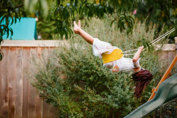 Ein Barfüßiges Kind Schaukelt Hoch Oben Auf Einem Spielgerät Einem — Stockfoto