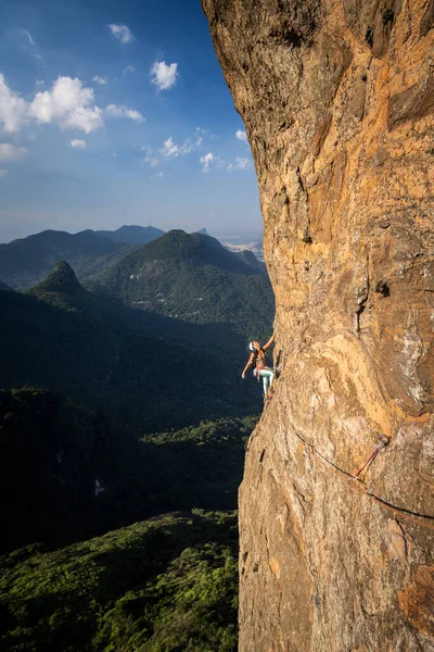Schöne Aussicht Auf Bergsteigerin Steilen Felsigen Regenwaldberg Tijuca Park Rio — Stockfoto