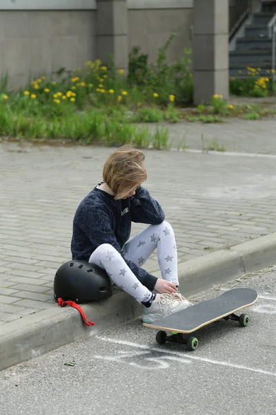 Uma Criança Cansada Senta Perto Skate — Fotografia de Stock