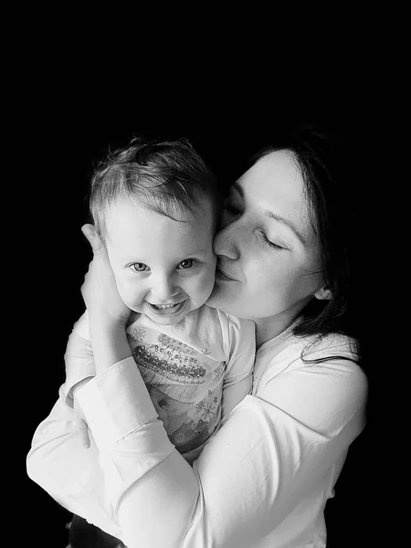 Retrato Blanco Negro Madre Abrazando Besando Chica Sonriente — Foto de Stock