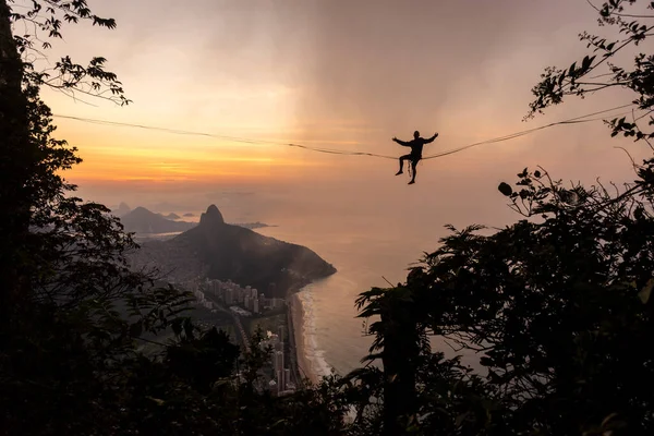 Turuncu Gündoğumu Dağ Manzarasında Erkek Siluetine Güzel Bir Manzara Rio — Stok fotoğraf