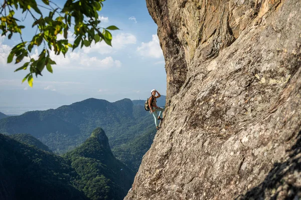 Bela Vista Para Alpinista Íngreme Montanha Floresta Tropical Rochosa Parque — Fotografia de Stock