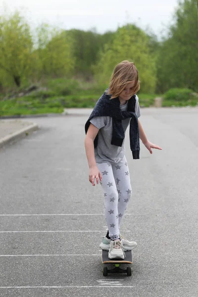 Das Mädchen Fährt Ein Skateboard — Stockfoto