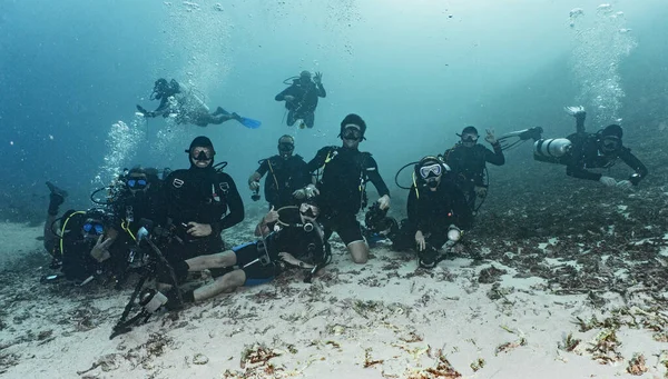 一群朋友在Raja Ampat的洋底摆姿势拍照 — 图库照片