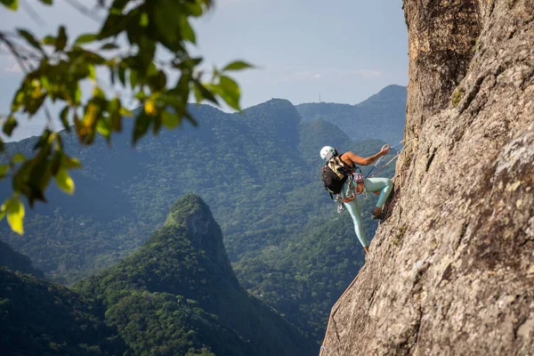 Bela Vista Para Alpinista Íngreme Montanha Floresta Tropical Rochosa Parque — Fotografia de Stock