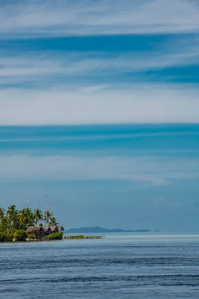 Vacker Tropisk Strand Med Palmer Och Blå Himmel — Stockfoto