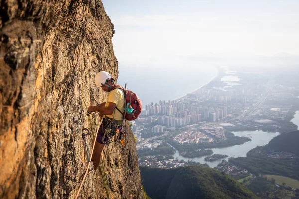 Красивый Вид Альпиниста Крутой Скалистой Горе Парк Тижука Рио Жанейро — стоковое фото