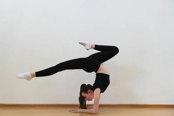 Mujer Practicando Handstand Gimnasio — Foto de Stock