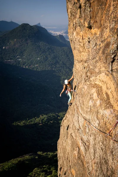 Schöne Aussicht Auf Bergsteigerin Steilen Felsigen Regenwaldberg Tijuca Park Rio — Stockfoto