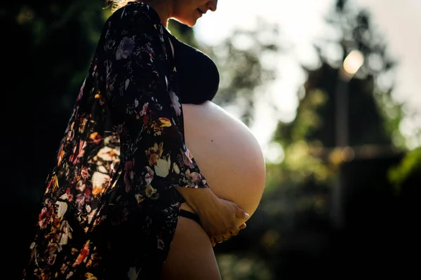 Vista Lateral Mujer Embarazada Embarazada Con Gran Vientre Fuera Naturaleza —  Fotos de Stock