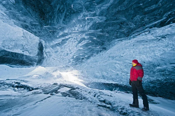 Explorar Una Cueva Hielo Bajo Vatnajokull Glaciar Más Grande Europa — Foto de Stock