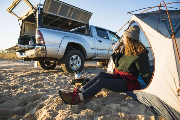 Młoda Kobieta Korzystających Kawy Kubek Podróży Podczas Kempingu Samochód Plaży — Zdjęcie stockowe